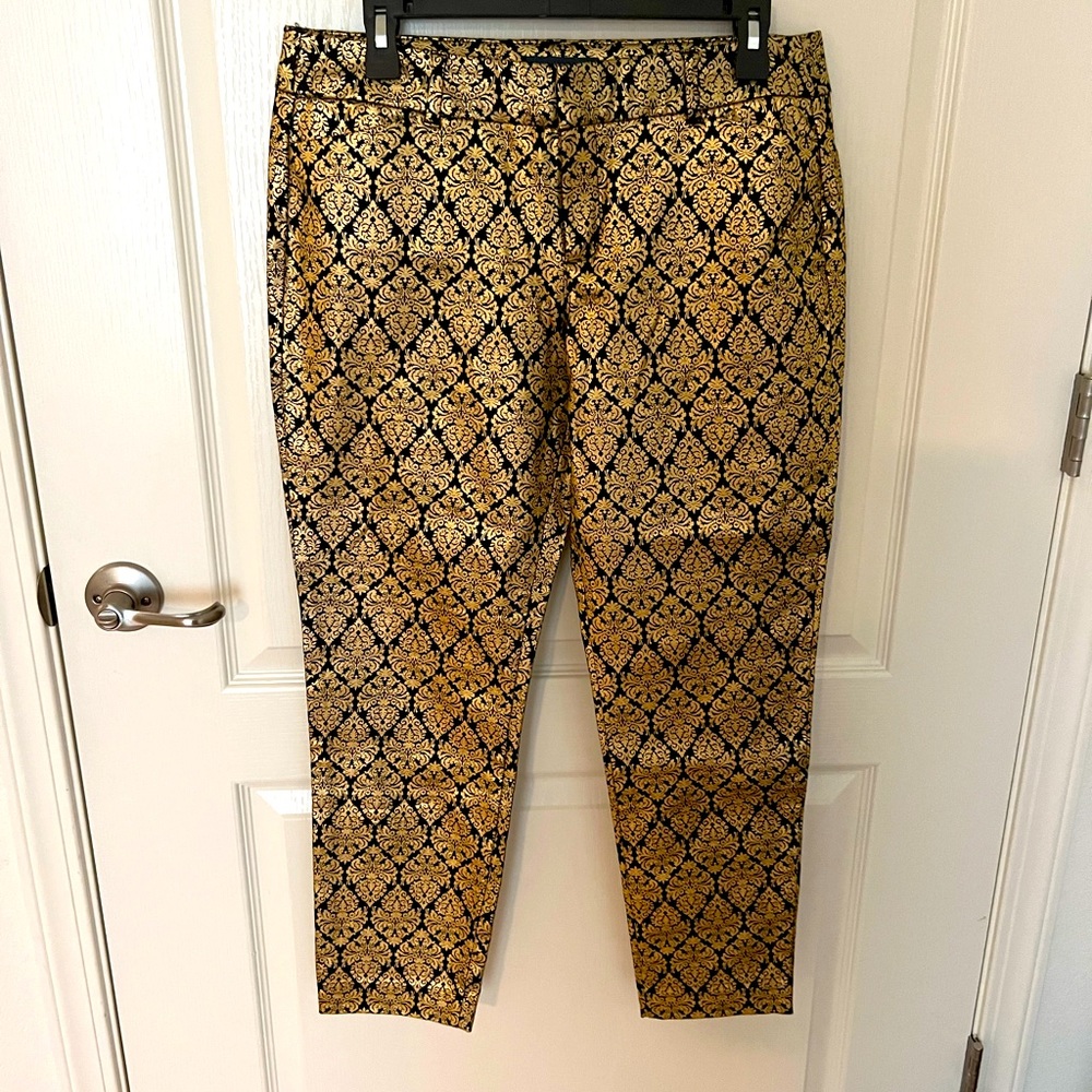 Old Navy gold metallic party pants! Pixie length.Looks fabulous with black pumps